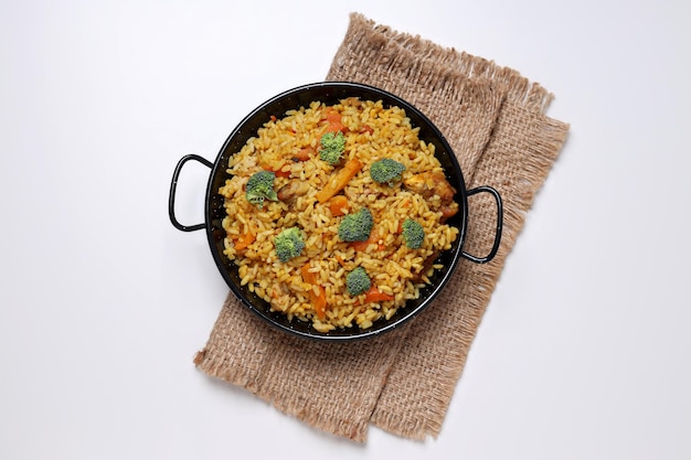 Een taart met pilaf op een lichte achtergrond