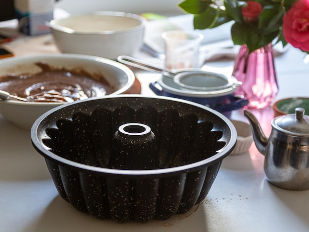 Een taartvorm met een kom chocoladetaart