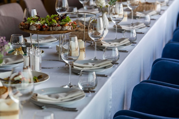 Een tafel in een restaurant van gasten