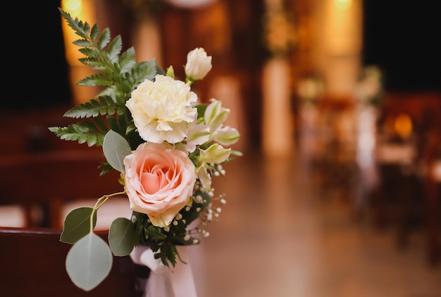 Een tafel met bloemen voor een kerk