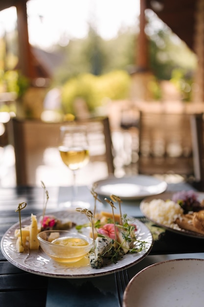 Een tafel met daarop een glas wijn en een bord eten