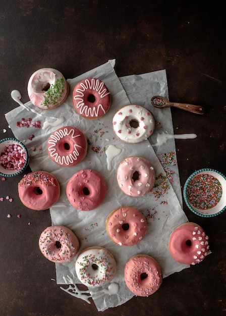 Foto een tafel met donuts en een kop koffie erop