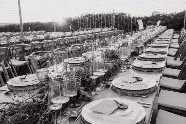 Een tafel met een aantal glazen erop en het woord diner erop.