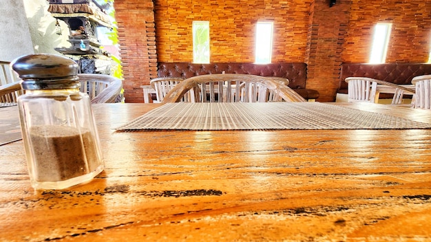 Een tafel met een bord waarop 'de naam van de kerk' staat