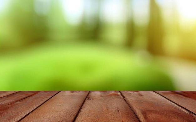 Een tafel met een groene achtergrond en een houten tafel met een groene achtergrond.