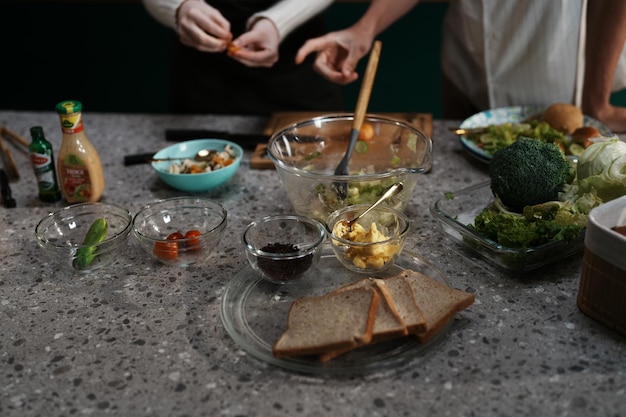 Een tafel met een schaal eten en een schaal eten erop