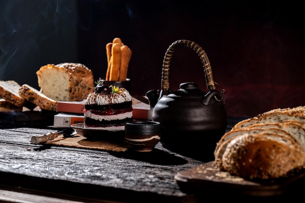 een tafel met een theepot en een taart erop