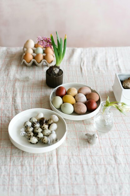 Een tafel met eieren en bloemen erop