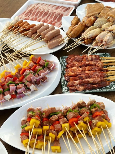 Een tafel met eten inclusief vlees en groenten