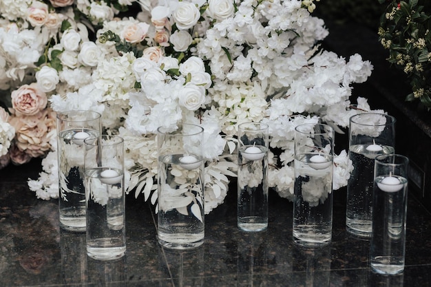 Een tafel met glazen en bloemen erop