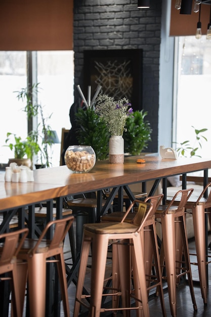 Een tafel met groene planten café interieur