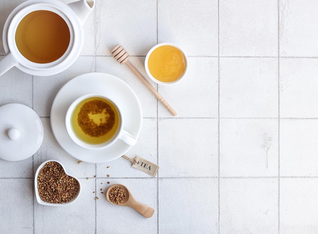 Foto een tafel met kopjes thee, thee en een kopje thee.