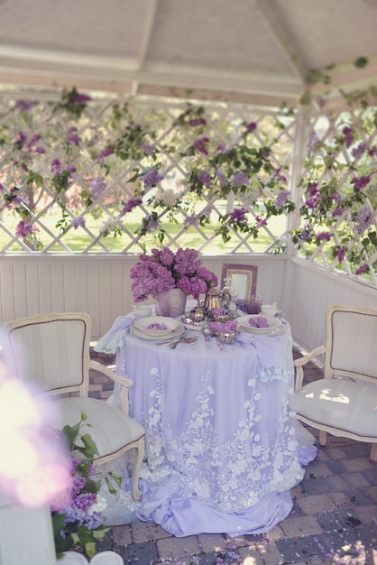 Een tafel met paarse bloemen erop