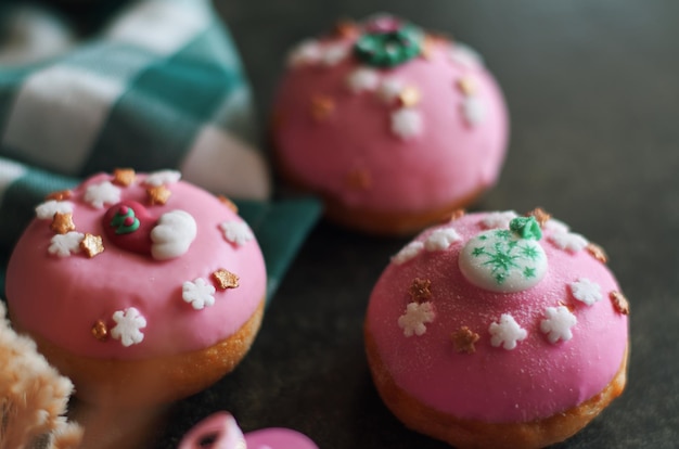 Een tafel met roze glazuur en een groen-witte bloem erop.