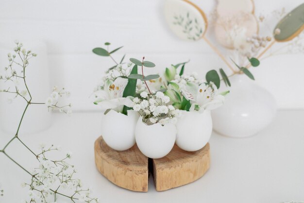 Een tafel met vier eieren met bloemen erop