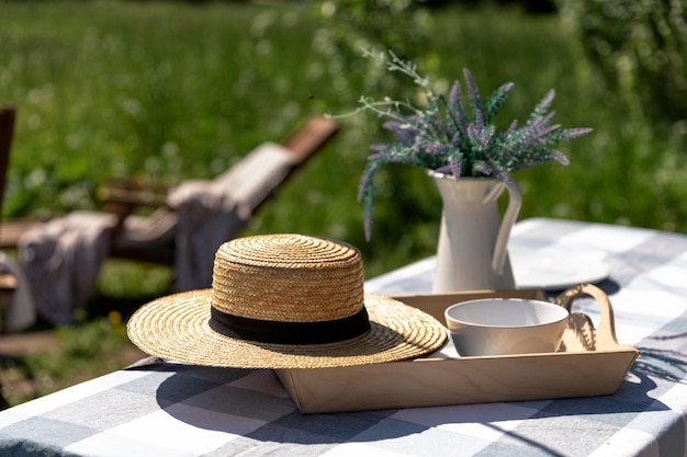 een tafel naast het kampeerbusje picknicken in de natuur