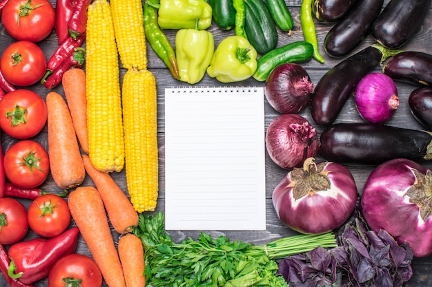 Een tafellijst van vers fruit en groenten gesorteerd op kleur