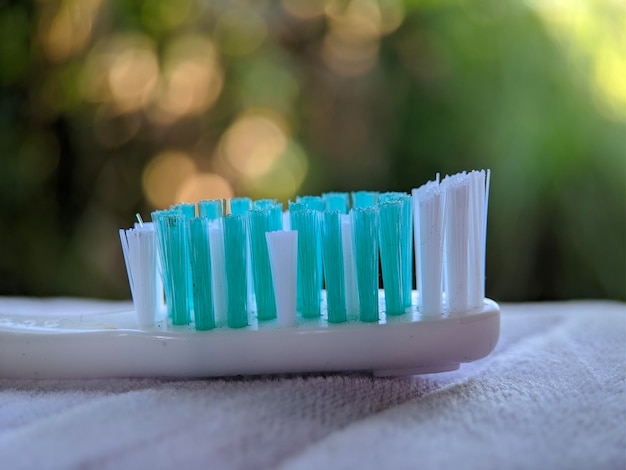 Een tandenborstel met blauwe haren op witte stof
