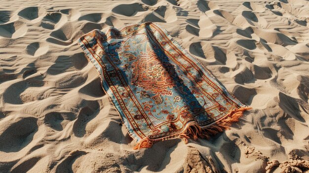 Foto een tapijt met een elektrisch blauw motief ligt op het zandstrand.