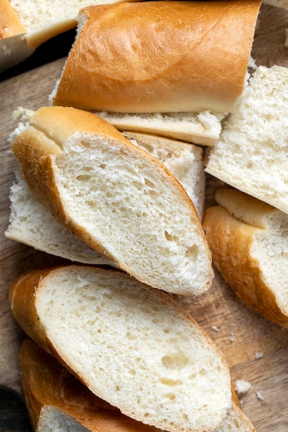 Een tarwe stokbrood van dichtbij in stukjes gesneden