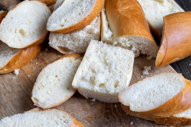 Een tarwe stokbrood van dichtbij in stukjes gesneden