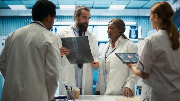 Een team artsen werkt in een medisch behandelcentrum om een diagnose te stellen