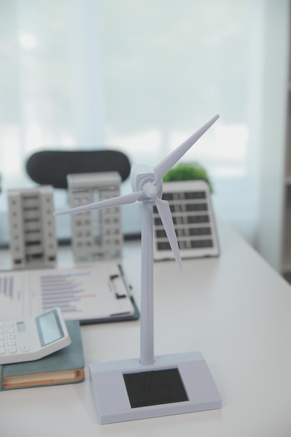 Een team van architecten en zakenlieden bespreekt en brainstormt over een wijziging van het plan voor duurzame investeringen in onroerend goed en een project voor de ontwikkeling van woningen op basis van zonne-energie.