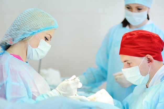 Een team van artsen of een groep chirurgen in de operatiekamer