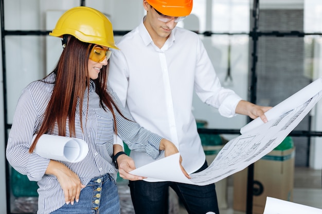 Een team van ingenieurs werkt op kantoor om tekeningen te herzien