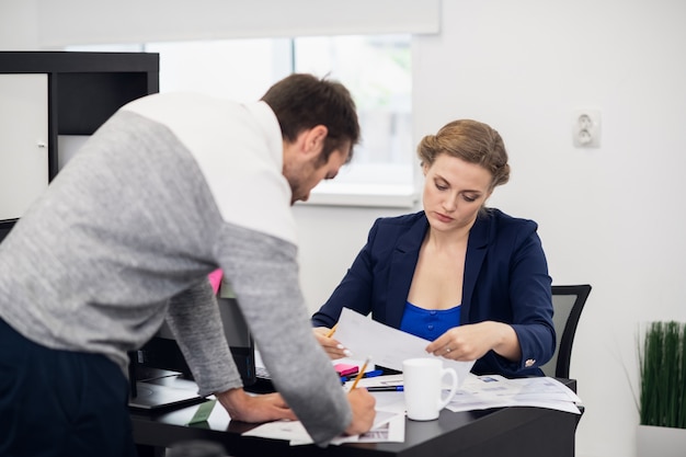 Een team van jonge kantoormedewerkers die hard werken op kantoor