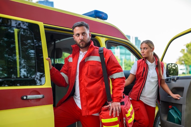 Een team van paramedici komt uit een ambulance die reageert op een noodoproep