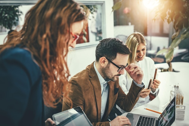 Een team van slimme gekwalificeerde bekwame ingenieurs die discussiëren over het project van alternatieve energie en de analyse van het monster van de plant controleren.