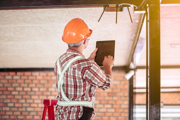 Foto een technicus controleert het signaal nadat hij internet in het gebouw heeft geïnstalleerd