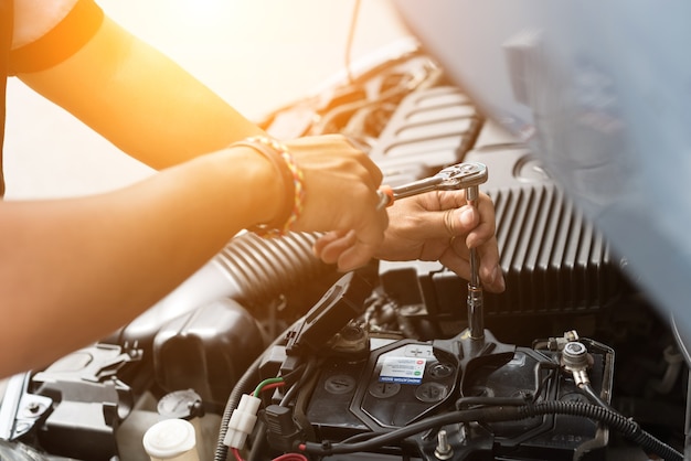 Een technicus die de batterij van de auto vervangt.