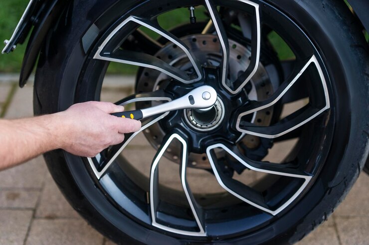 Een technicus die de motorfiets repareert