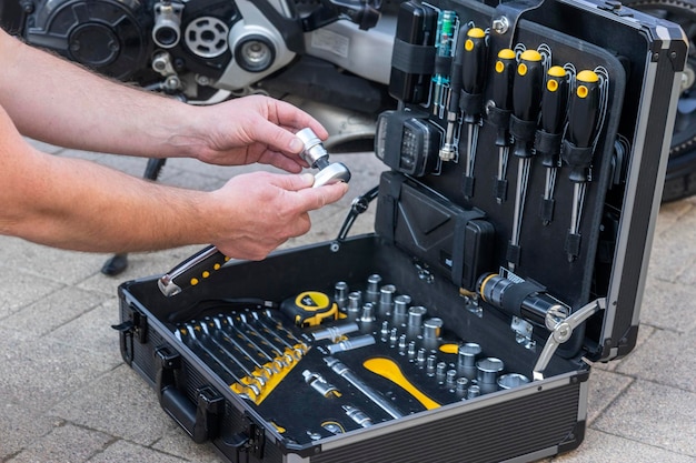 Een technicus die de zaak inspecteert met de instrumenten