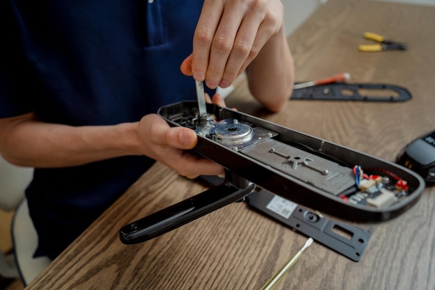 Een technicus monteert en installeert een slim elektronisch deurslot voor de bescherming van het huis