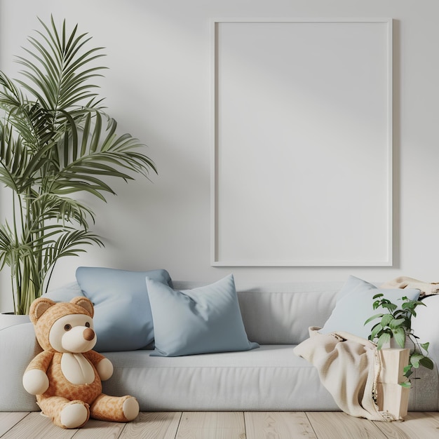 Een teddybeer die op een bank in een woonkamer zit met een plant en een leeg beeldframe aan de muur