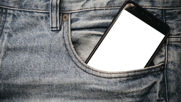 Een telefoon in een zak van een spijkerbroek