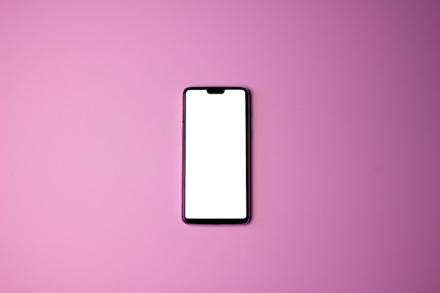 Een telefoon met een wit scherm. Telefoon op een roze achtergrond. Vrije ruimte op het telefoonscherm.