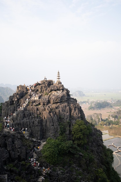 Een tempel op een berg met uitzicht op de rivier