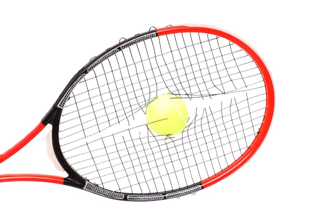 een tennisracket met gebroken snaren