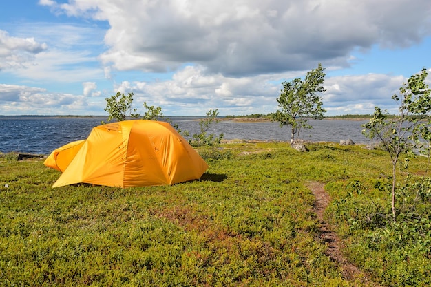 Een tent aan de kust