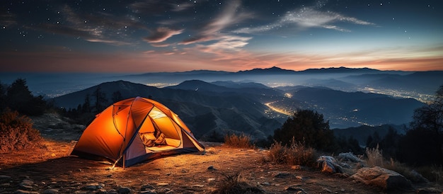 Een tent in een natuurwandelplaats Een tent op de top van een berg met een prachtige zonsopgang op de achtergrond
