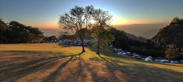 Foto een tent in een thais nationaal park met een zonsopgang