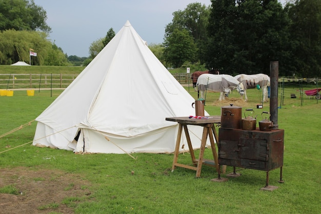 Een tent in een veld.