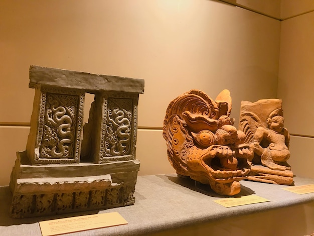 een tentoonstelling van sculpturen van een Vietnam