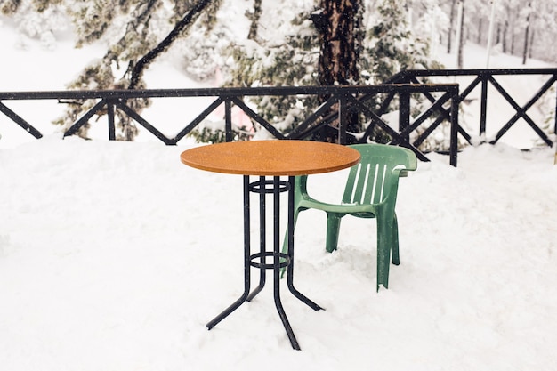 Een terras met sneeuw