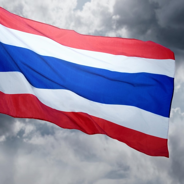 Een Thaise vlag vliegt op een rots.