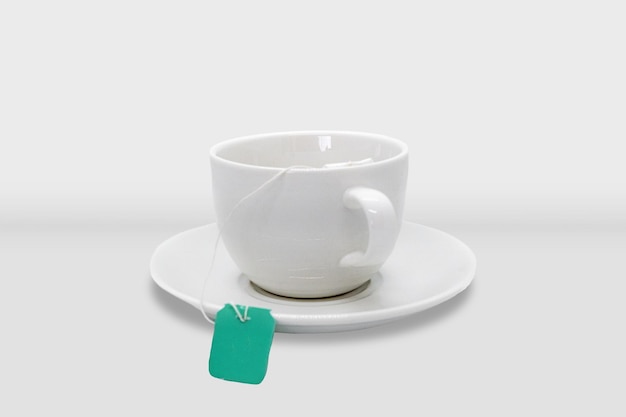 Een theekop is op een schotel met een label dat zegt quot thee quot